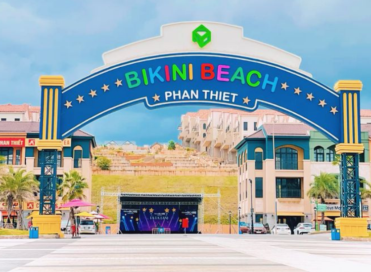 Bikini Beach NovaWorld Phan Thiết – điểm check-in nổi bật Bikini Beach tại NovaWorld Phan Thiết với các biểu tượng check-in nổi bật